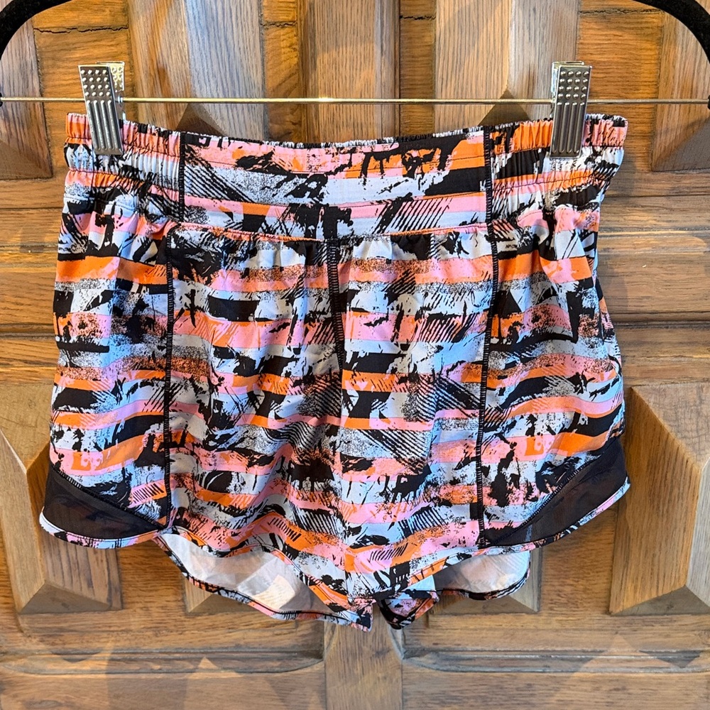 Lululemon Hotty Hot High-Rise Lined
Short 4", size 6